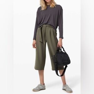 Lululemon Noir Crop
